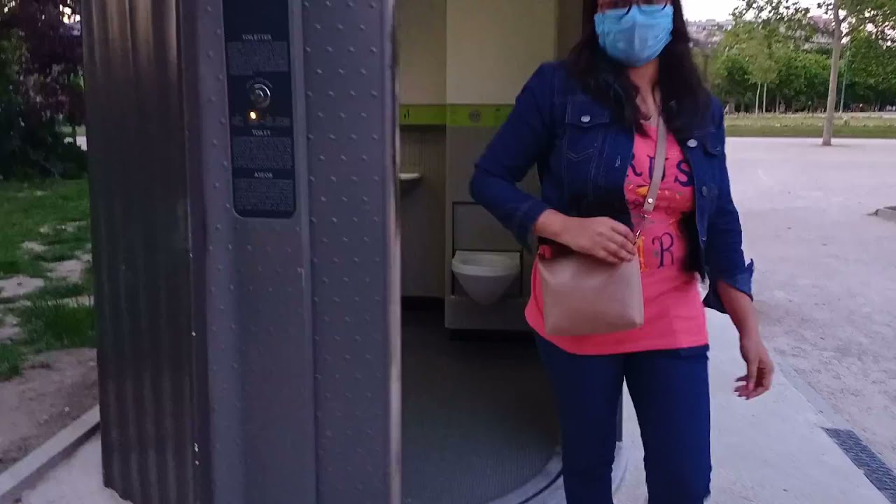 How to use toilet/sanisette at Eiffel Tower, Paris !! Free Public Toilets at Eiffel Tower