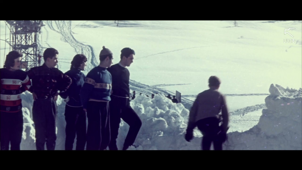 Vacanze invernali, sciatori al Sestriere (1955)