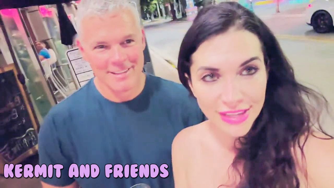 Elisa Jordana presses SMUG Brett Favre and his friends! 🧀