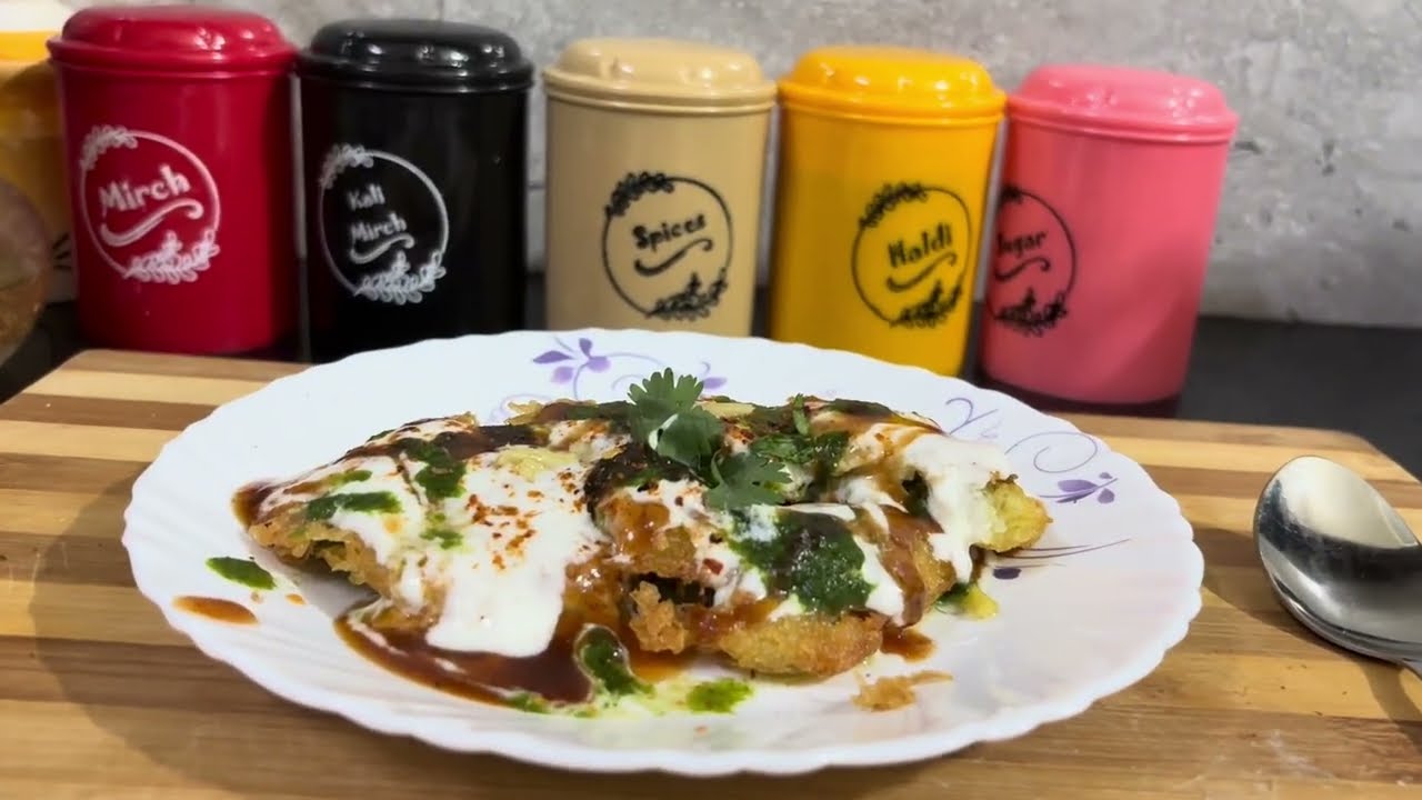 Aalu Tikki Chaat Bahar se karari, andar se soft stuffing wali tikki
