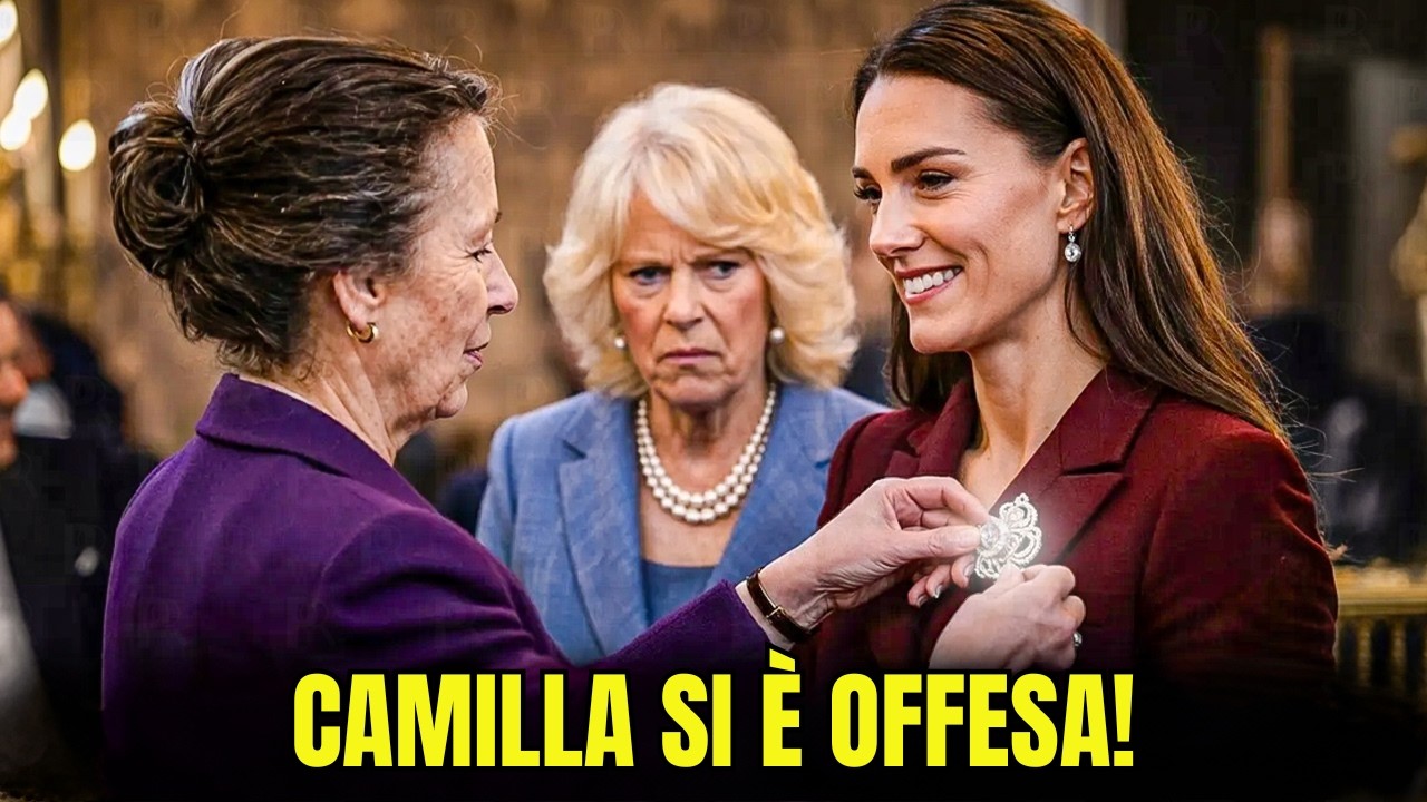 Camilla UMILIATA mentre la principessa Anna porge a Catherine la spilla che aveva IMPLORATO