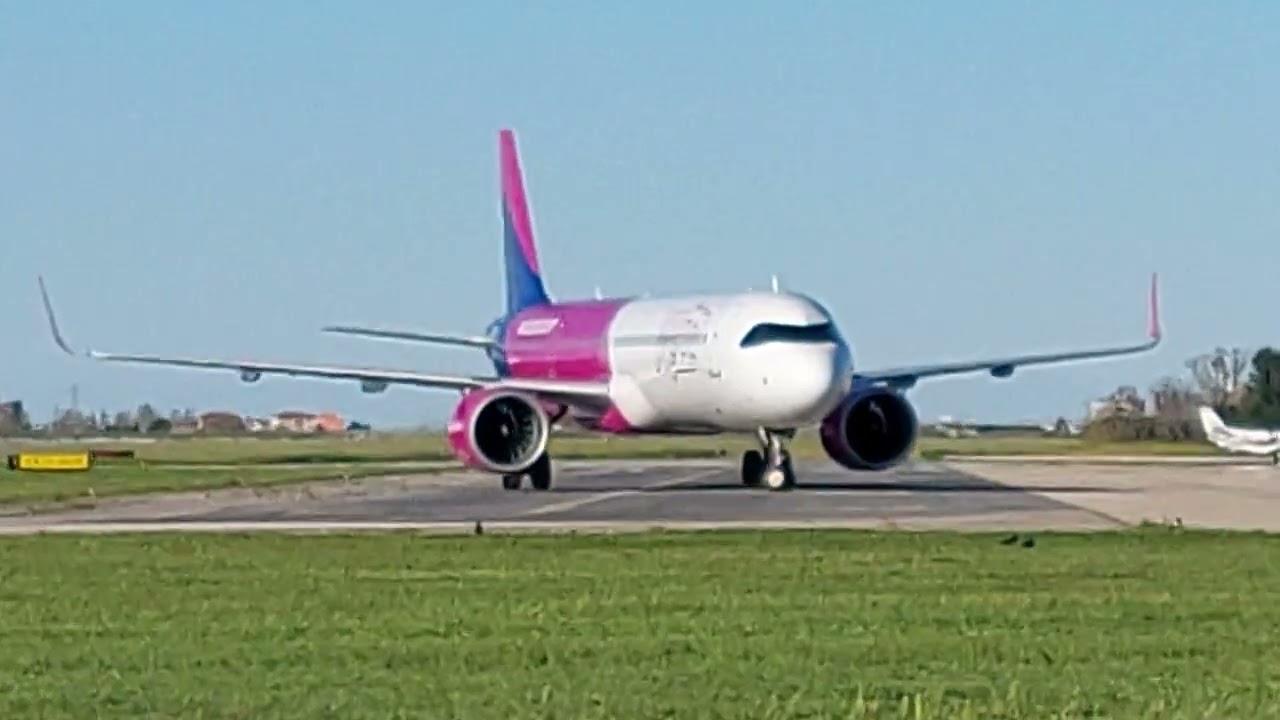 Aereo in atterraggio ad Ancona.