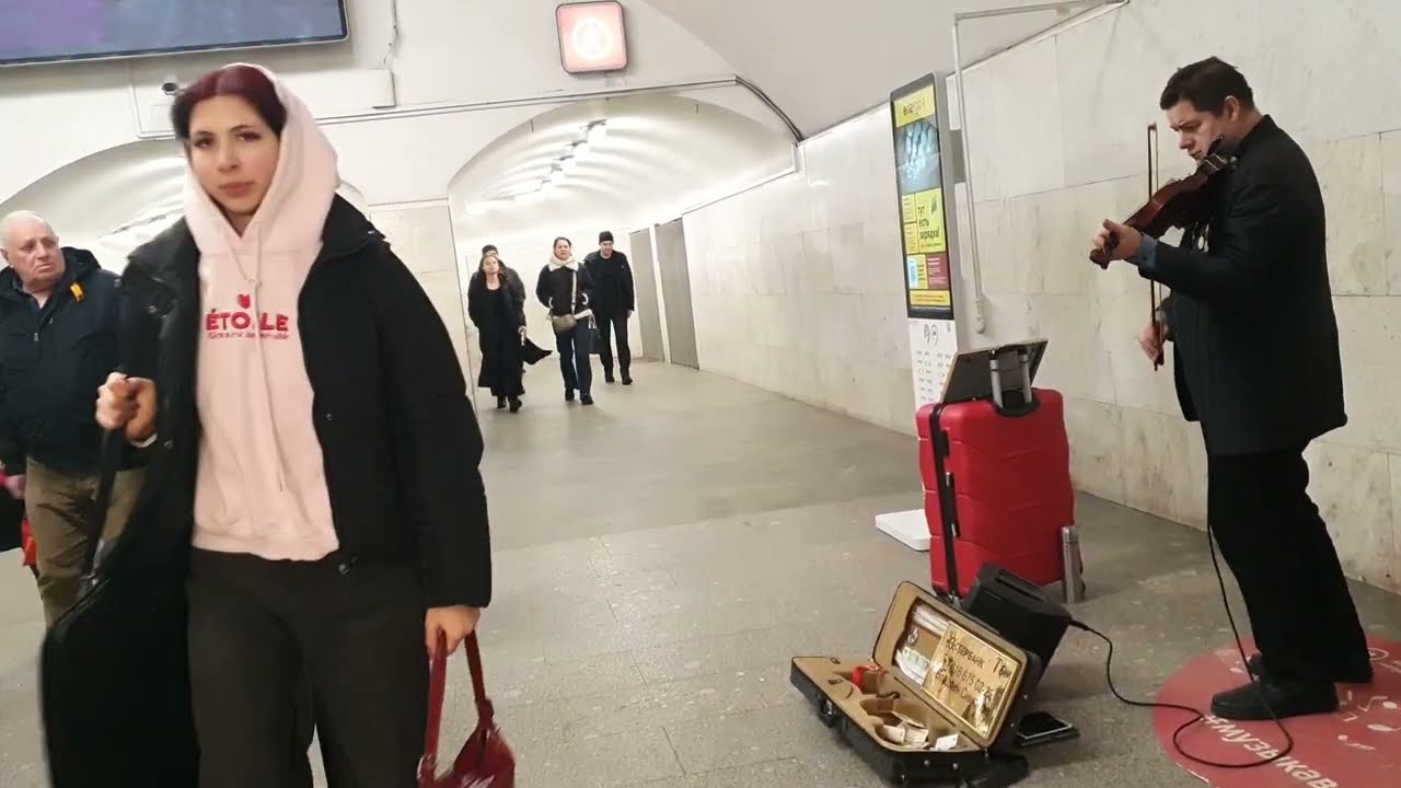 ЗАВОРАЖИВАЕТ - СКРИПАЧ !  в Переходе ЧИСТЫЕ ПРУДЫ