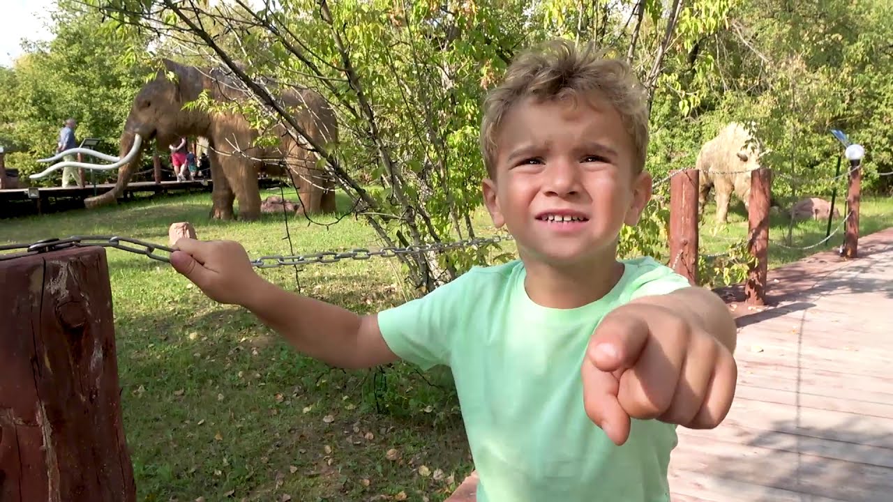 Лев и Глеб играют в Парке с Древними Животными