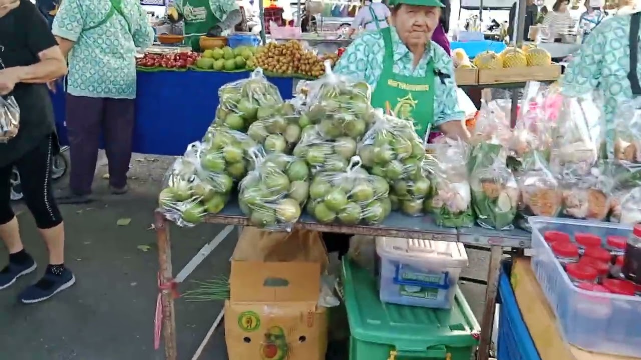 เลาะตลาดเกษตรวันศุกร์หน้าศาลชลบุรี#รถตู้รับส่งพนักงาน #food 