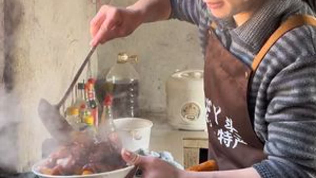 家里线路好有多问题，老爸不想我花钱，今天趁他不在家我就要改。父亲年纪大了，子女不能时刻陪着，安全是很重要的#农村生活 #农村自建房 #农村美食 #农村#荞见美好安徽