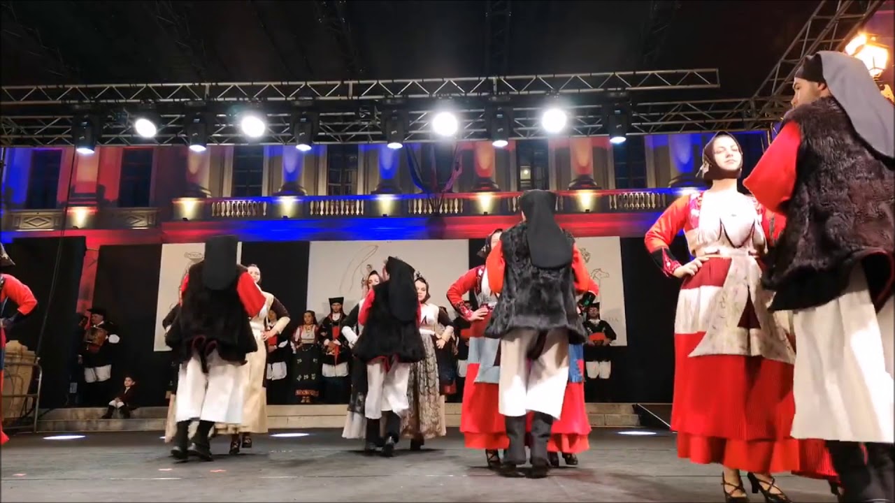 Esibizione del gruppo di Fonni