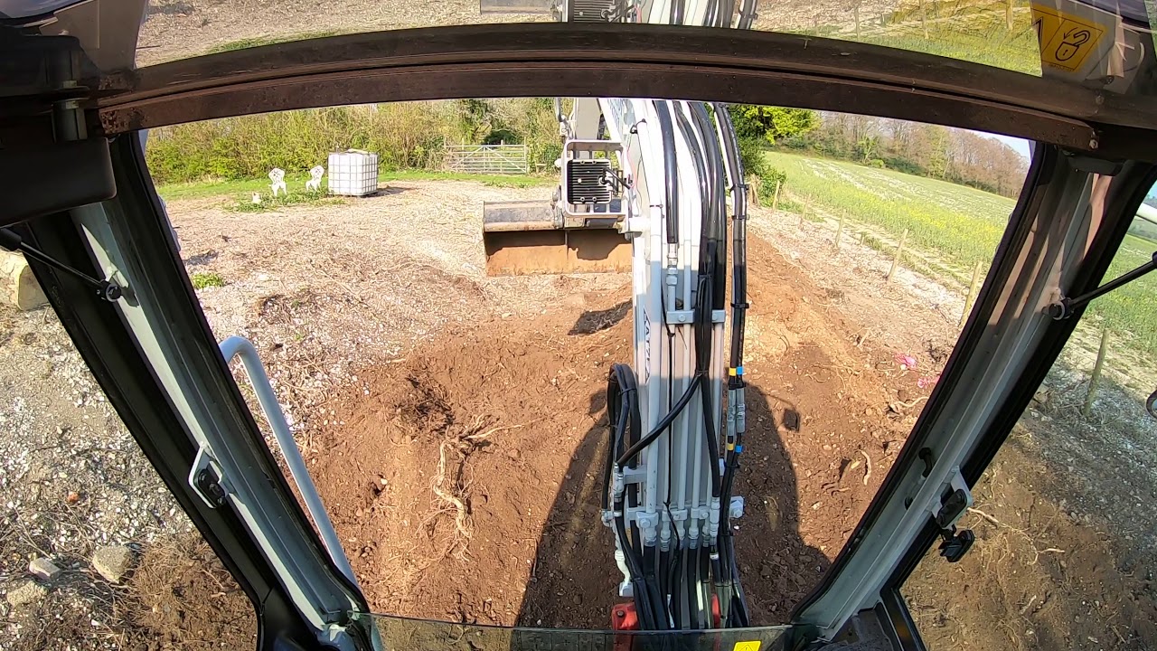 Takeuchi TB230 / Excavating