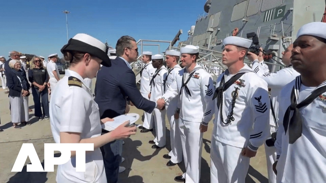 Пит Хегсет приветствует моряков эсминца USS Gerald Ford, вернувшихся домой после исторического по...