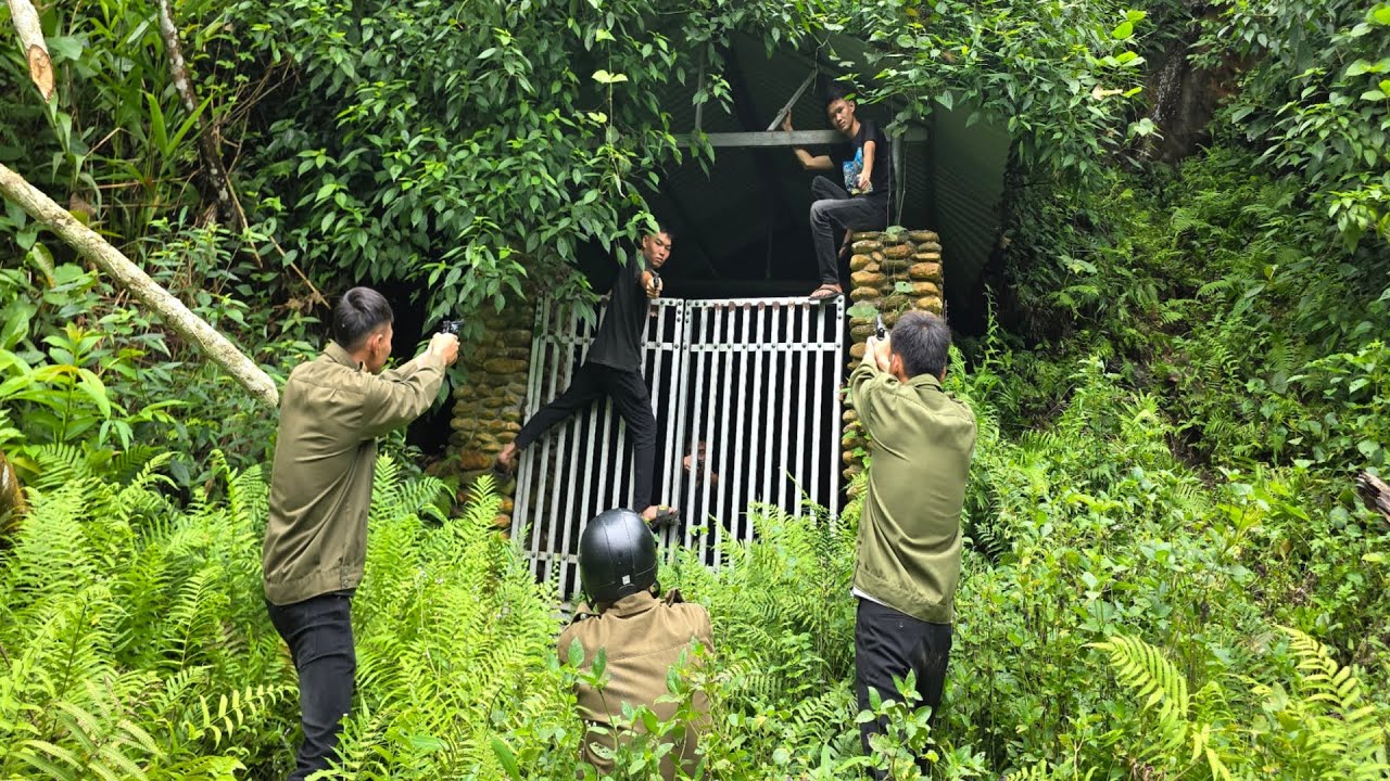 The group of criminals fled into a deep cave, making the police pursuit increasingly difficult.