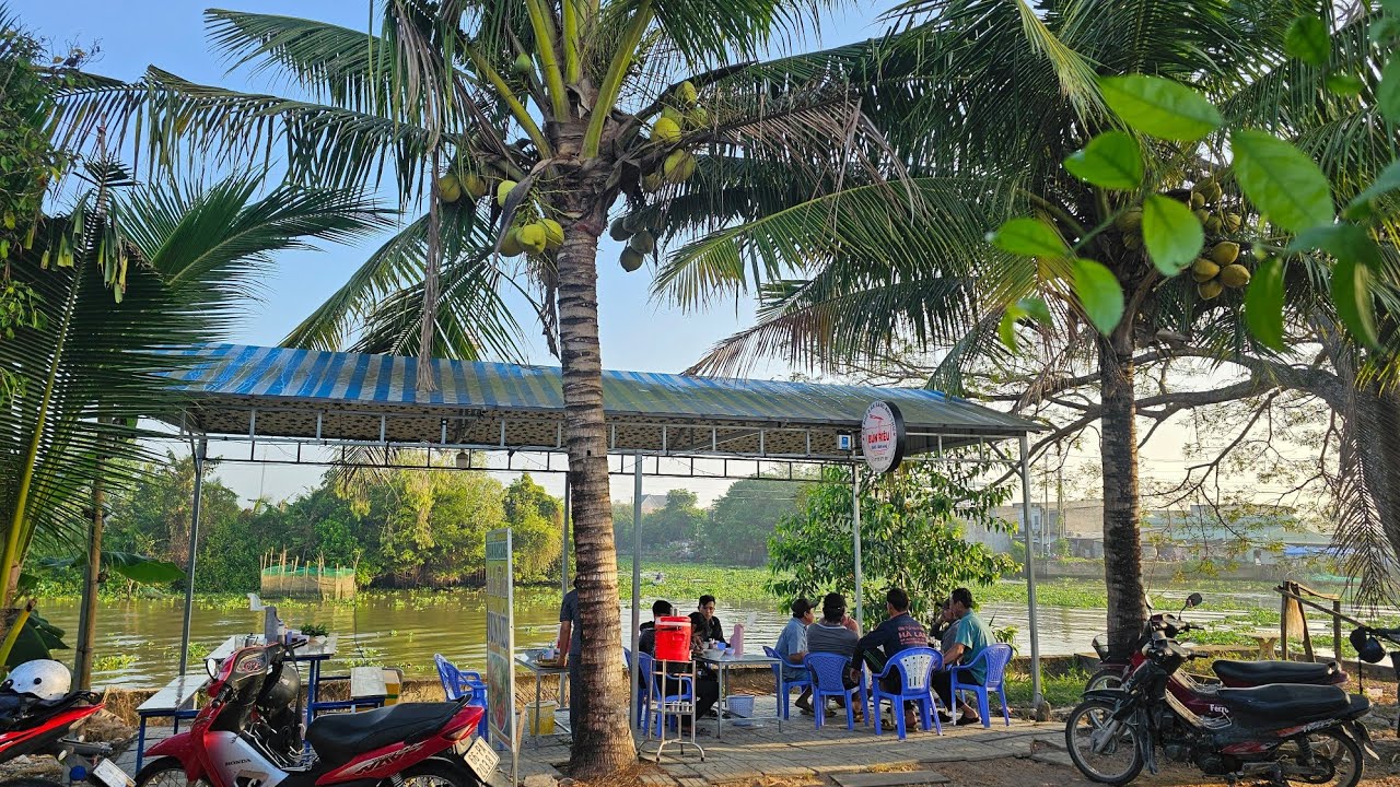 Quán quê Bún riêu ven sông khung cảnh thanh bình buổi sáng