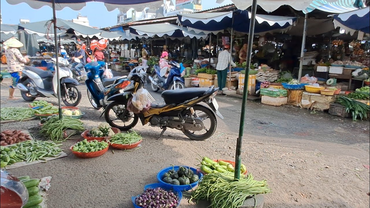 Khung cảnh chợ Long Hoa buôn bán rộn ràng