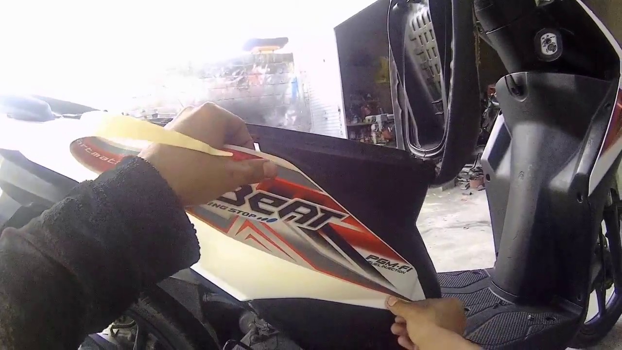 Memasang stiker Honda Beat FI