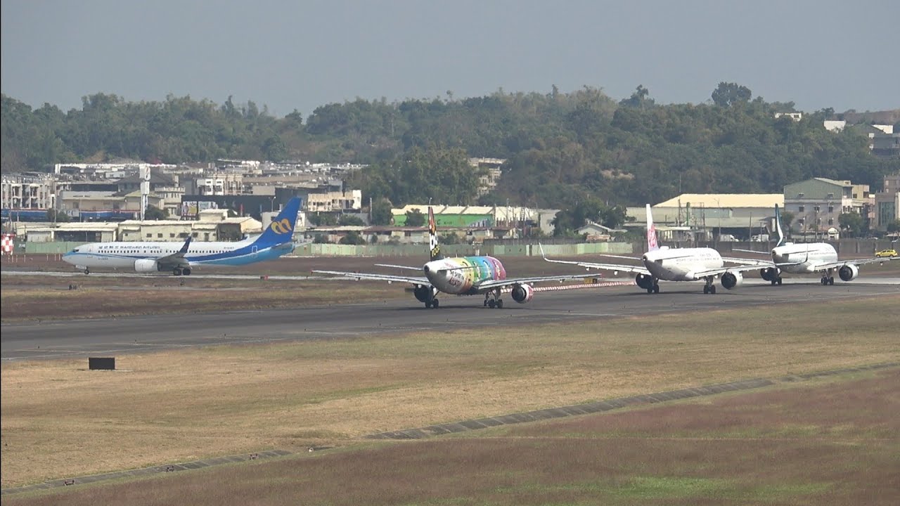 高雄小港機場飛機起降。
