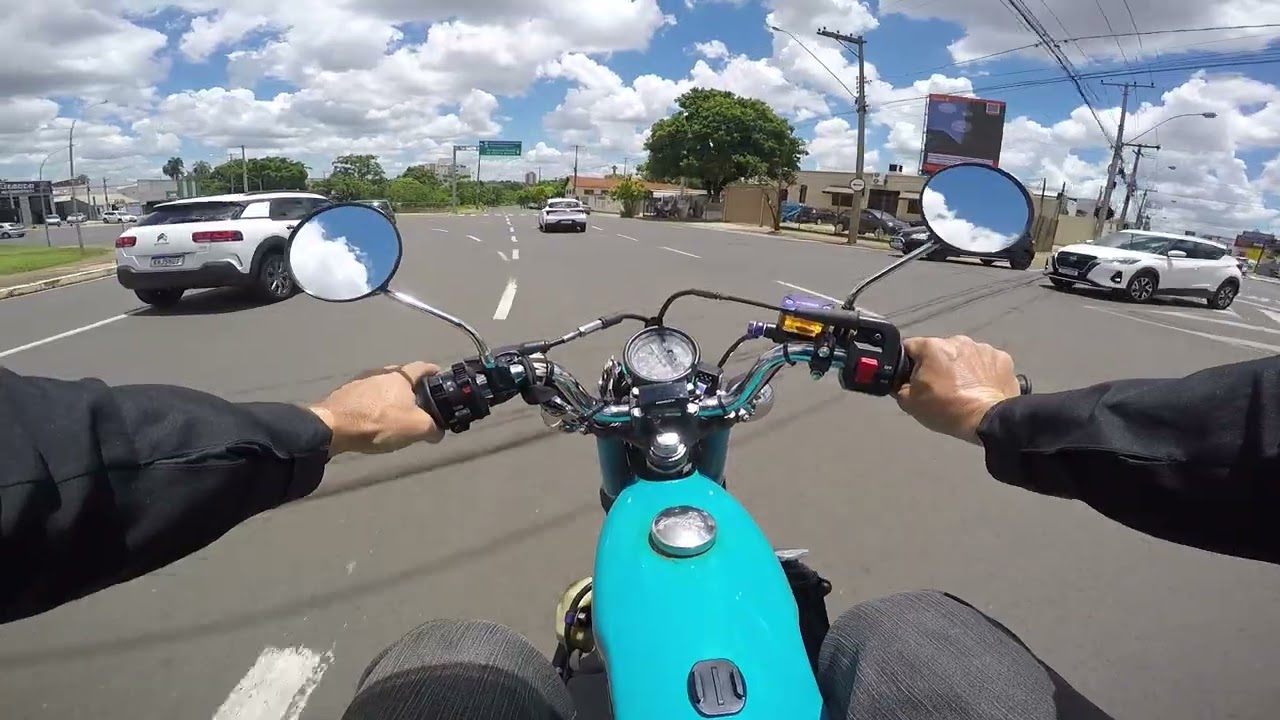 RX 1975 azul na rodovia 