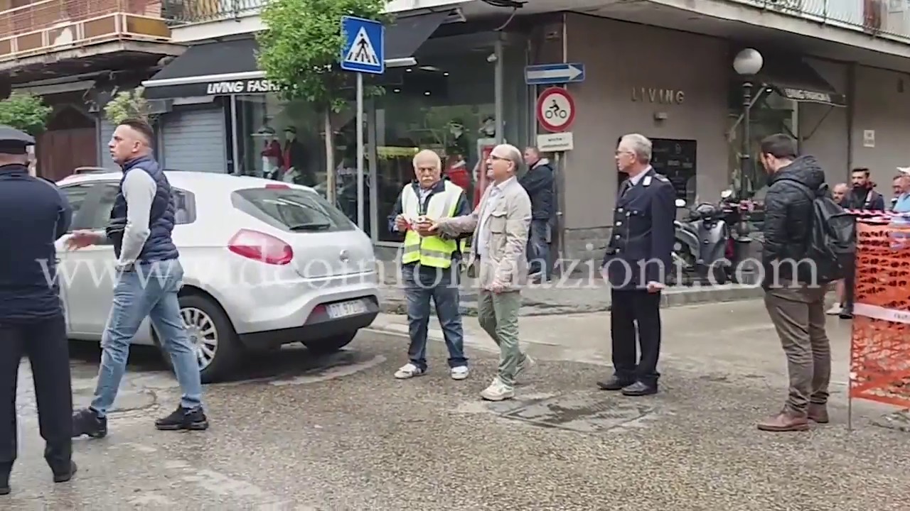 Qualiano, uccide la madre, si barrica in casa e minaccia di sparare ai carabinieri
