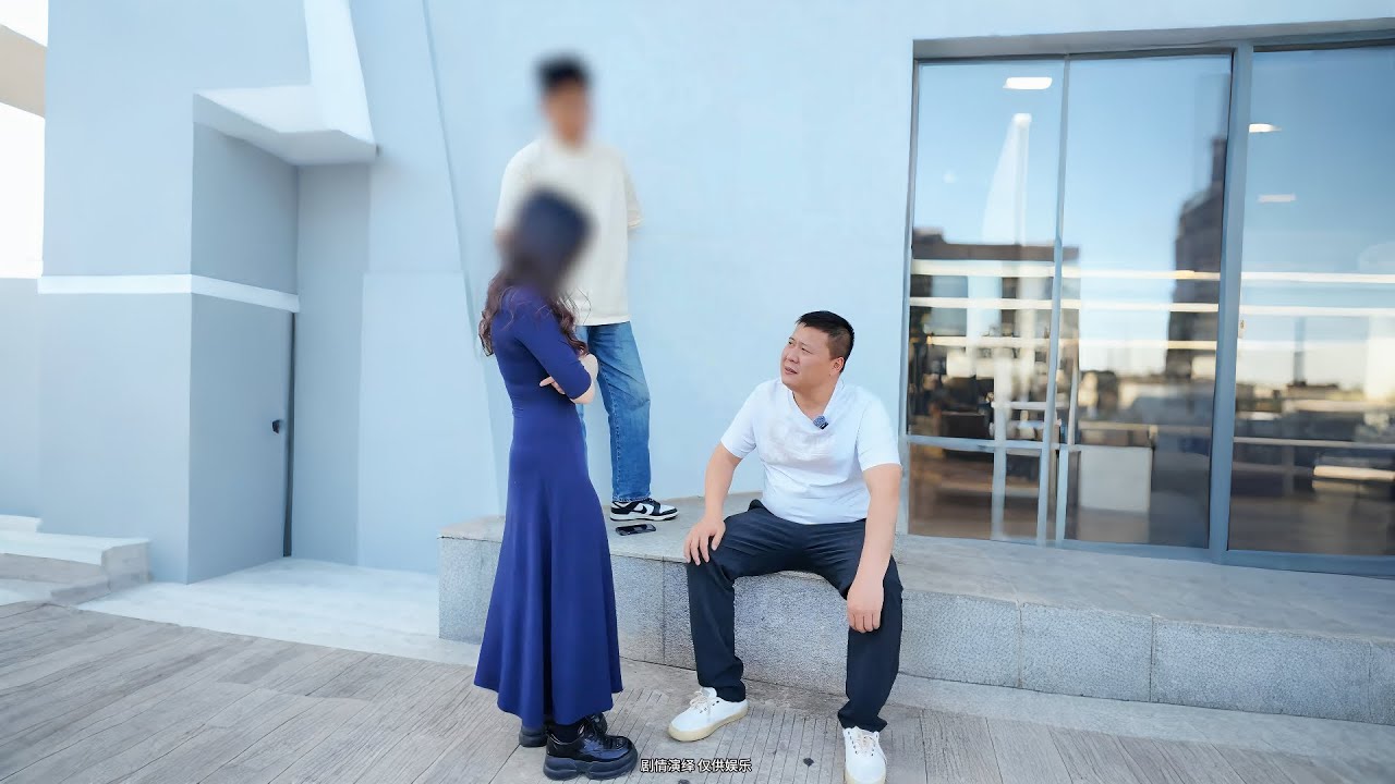 小夫妻执意坐门口不愿走，他们到底在打什么主意？#意想不到的结局 #万万没想到大熱門 #automobile #剧情 #避坑指南 #熱門 #内容过于真实 #内涵段子 #弘扬正能量 #正能量剧情