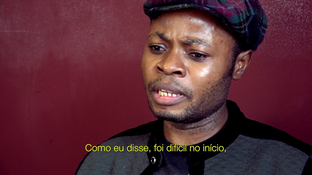 Dois refugiados congoleses começaram a trabalhar em SP, veja a reação do chefe e dos colegas.