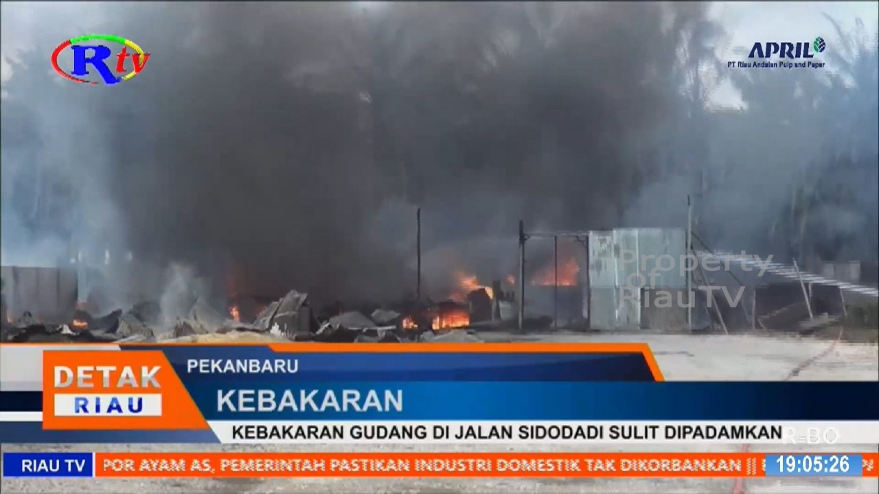 KEBAKARAN GUDANG DI JALAN SIDODADI SULIT DIPADAMKAN