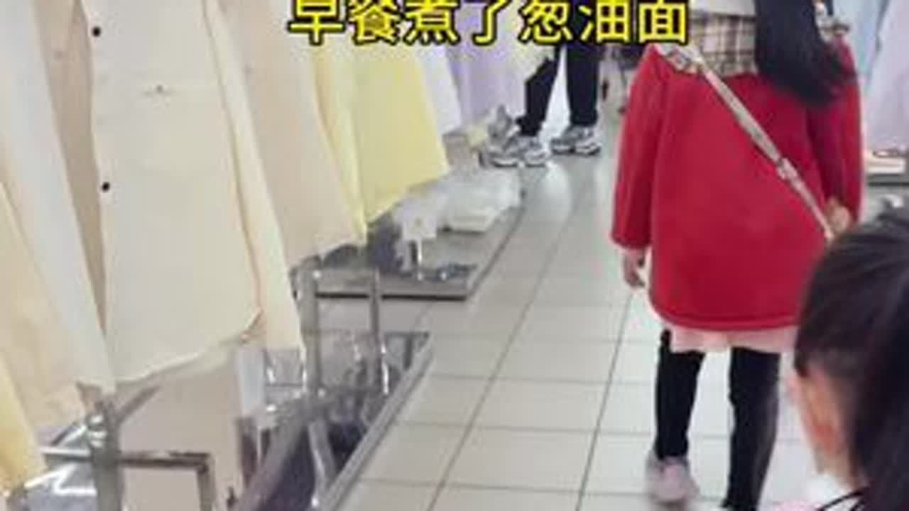 又恢复了一日三餐的生活，早上做了葱油面，二宝吃了满满一大碗，又陪她们出来玩到天黑，日子慢慢过，我们娘仨一起，平安健康，就是最好的生活～#单亲妈妈#记录生活#记录真实生活