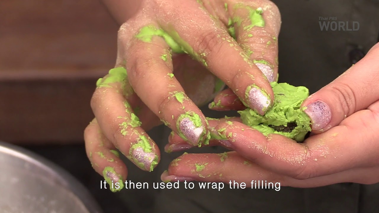 Kanom Tom is an old-school Thai dessert