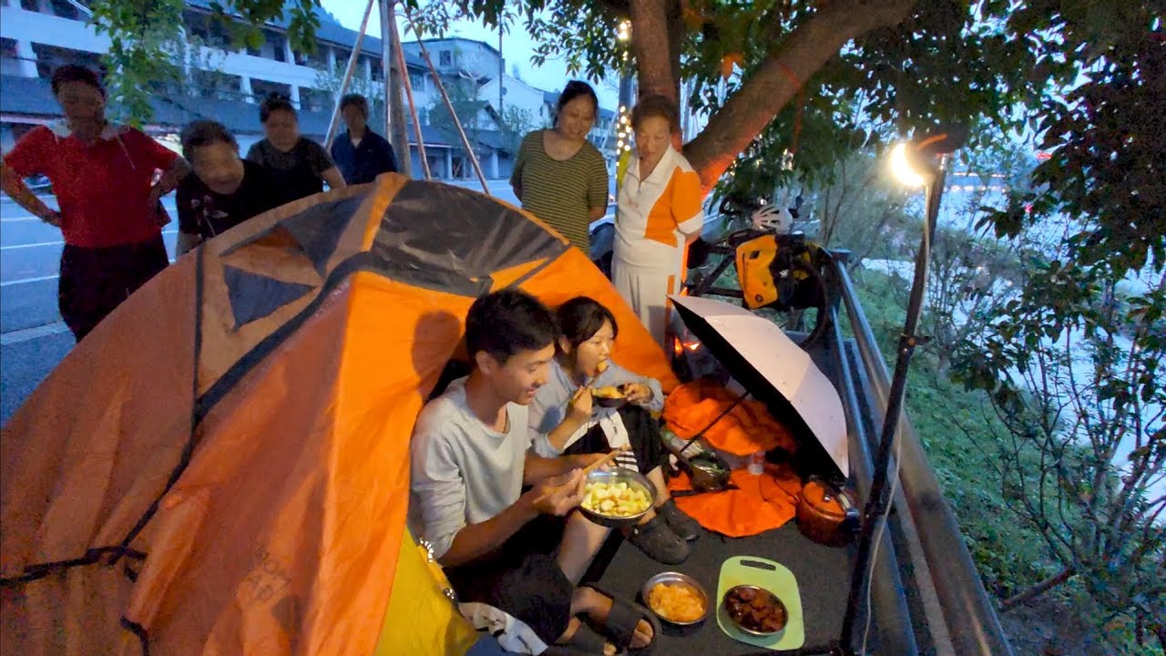 带着媳妇骑行四川，抵达乐山五通桥区，路边露营做饭吃被群众围观【周亿发的旅行】