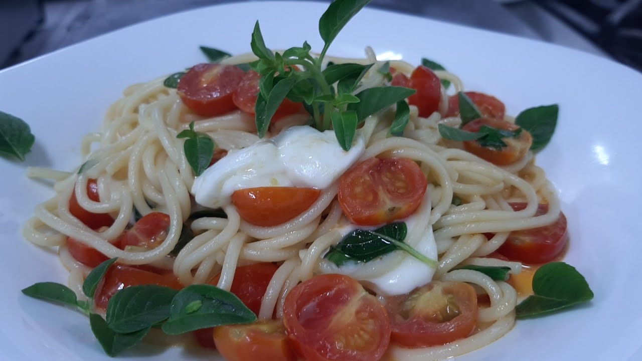 Espaguete com mussarela de búfala, tomate cereja e manjericão