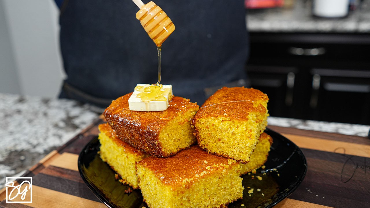 Кукурузный хлеб с медом и маслом от бабушки