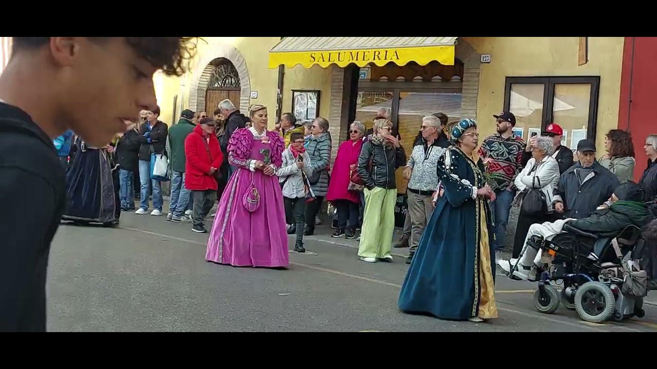 Sfilata Corte Montecuccoli e Sbandieratori Rione Crusar alla Festa D'Autunno
