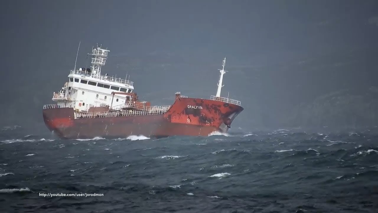Laut Ganas Terjang Kapal Tanker #ship #shipping #ships
