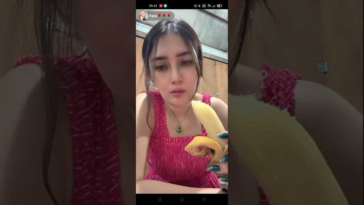 Tante cantik 😍🥵 kasih trik makan pisang yang benar..🍌🤤💋