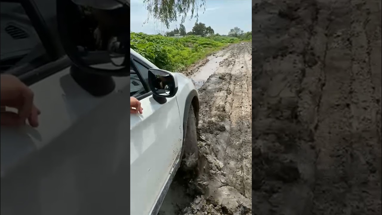 Subaru XV sobre lodo.