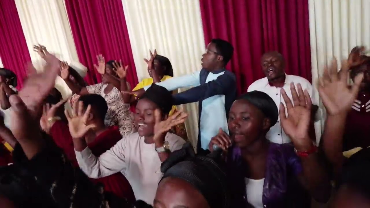 Izina rya yesu by yasipi choir adeper gashenyi 