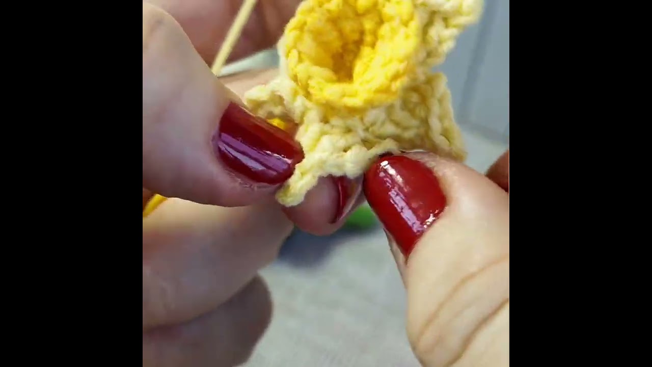 🌼 Crochet Daffodil – Free Pattern Tutorial 🌼 Instagram: @meluaprosagai 
