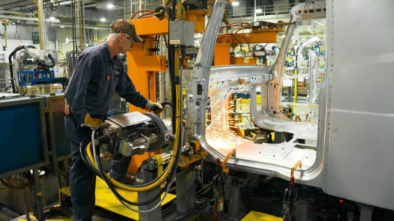 Volvo Trucks – How to build a new Volvo VNL