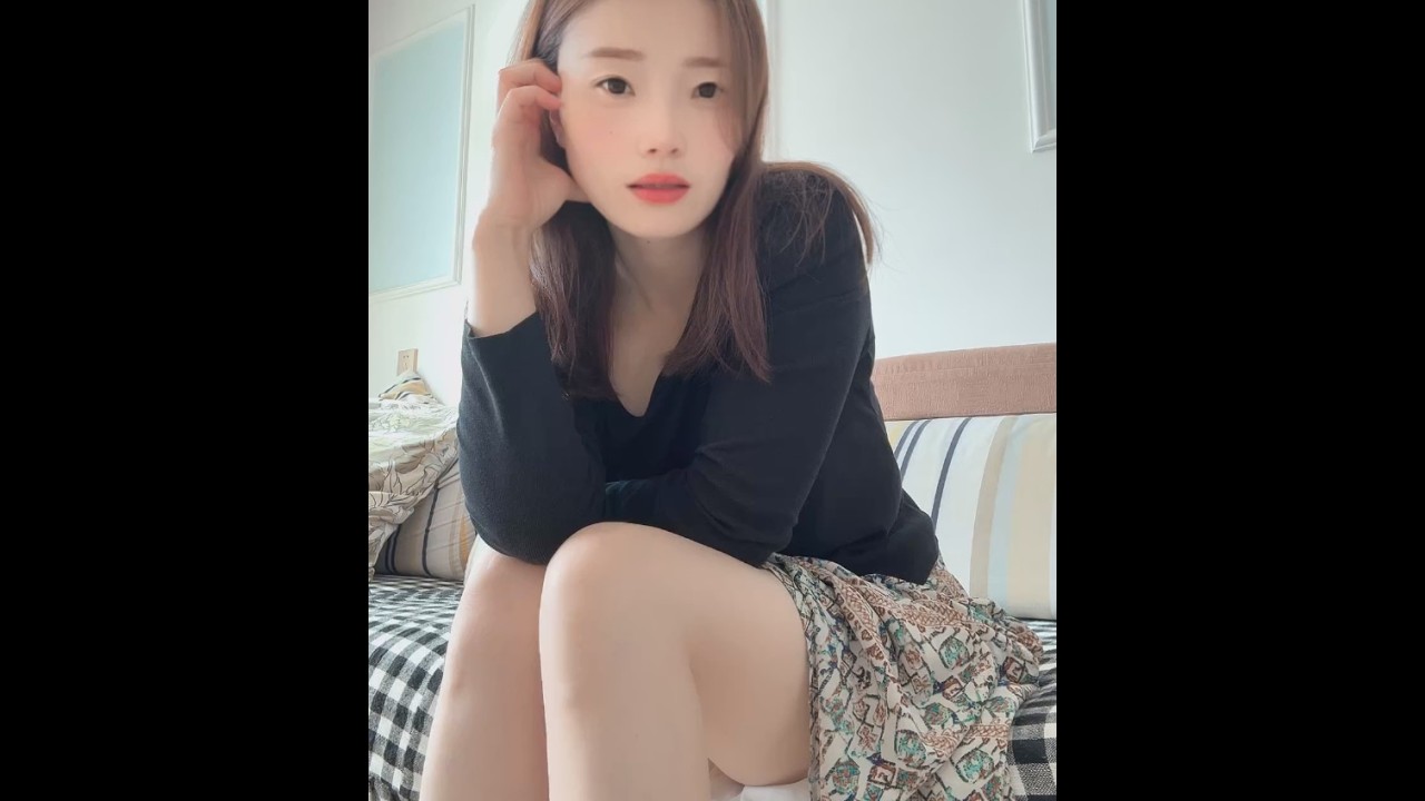 美女肤白貌美大长腿👠 Beauty with Fair Skin and Long Legs