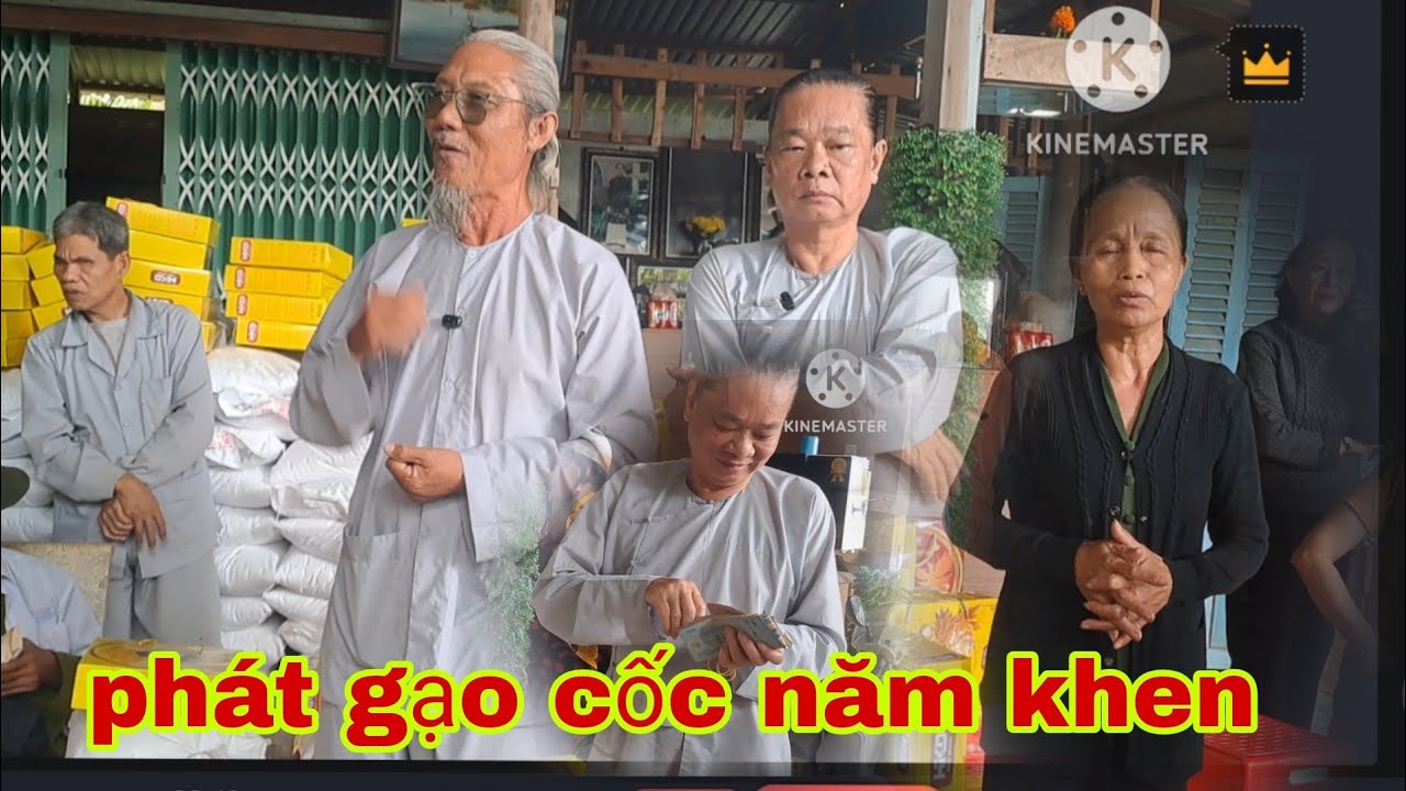 Ông lão râu bạc phát gạo cho bà con ăn tết 