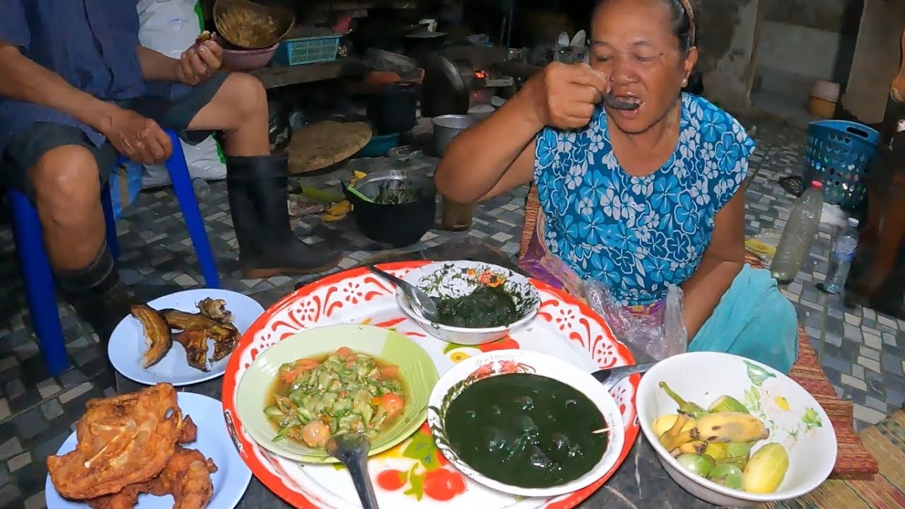 อ่อมหอยใส่ไข่ผำ ผักกะแยง หนังคอไก่ทอด ตำแตง