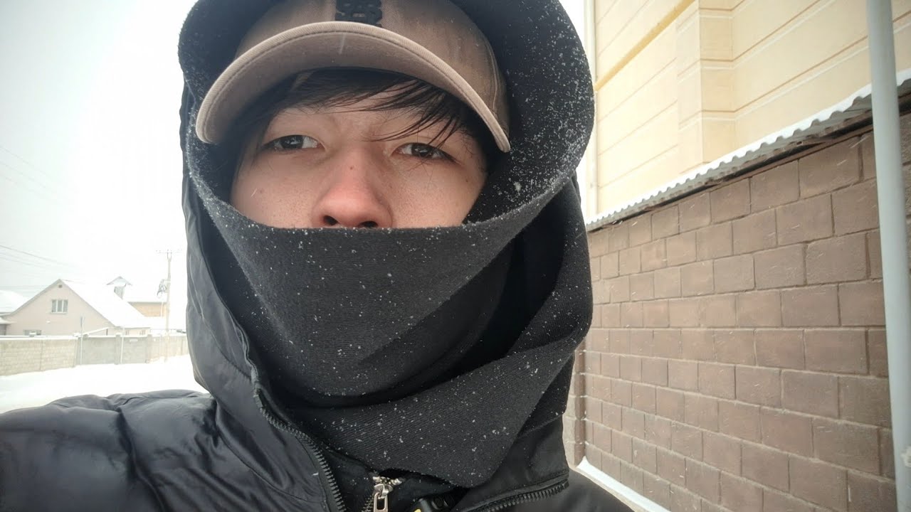 социофоб гуляет по улице