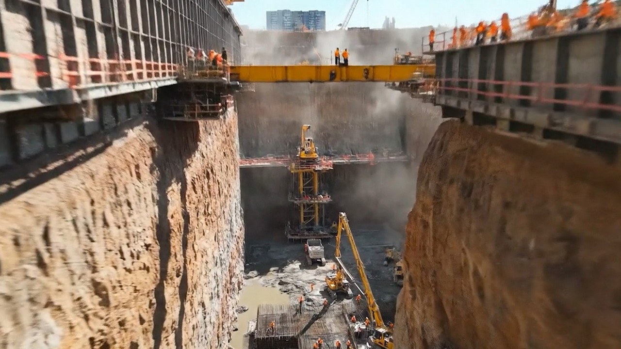 B: This Is How a Skyscraper Is Built