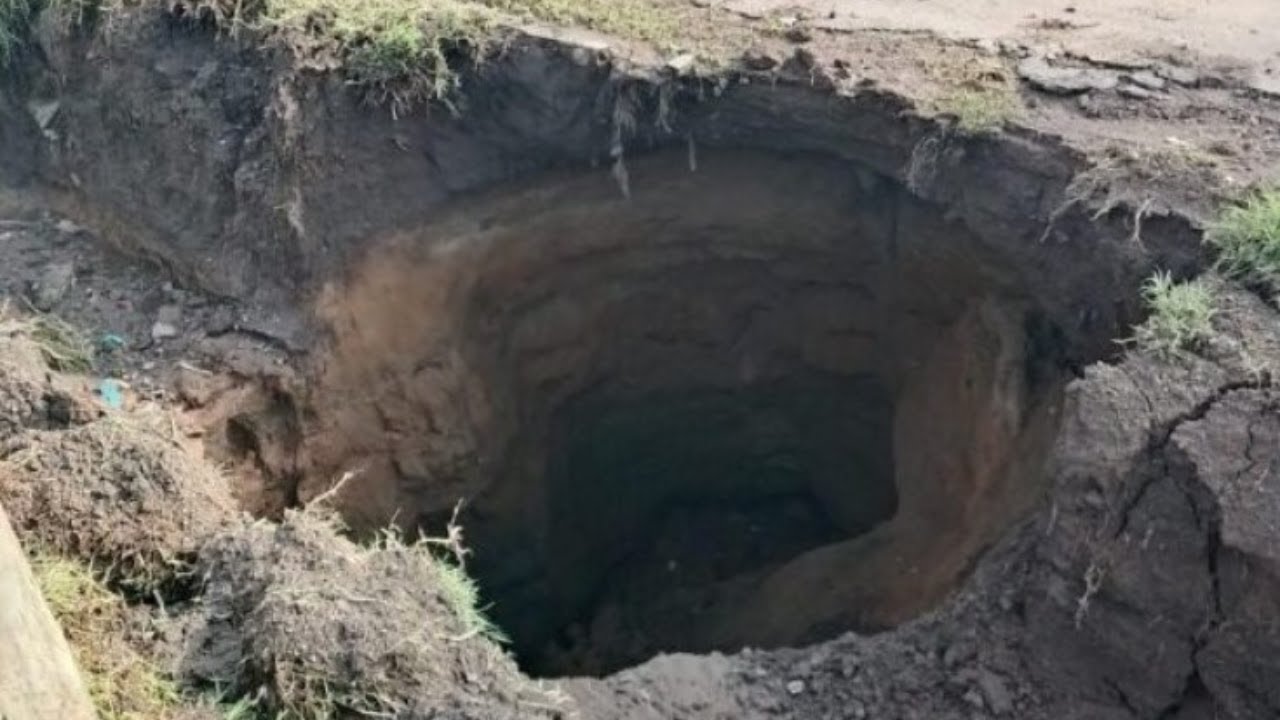 PANIC AS SINKHOLES APPEAR IN NAKURU ALONG NAIROBI-NAKURU HIGHWAY!