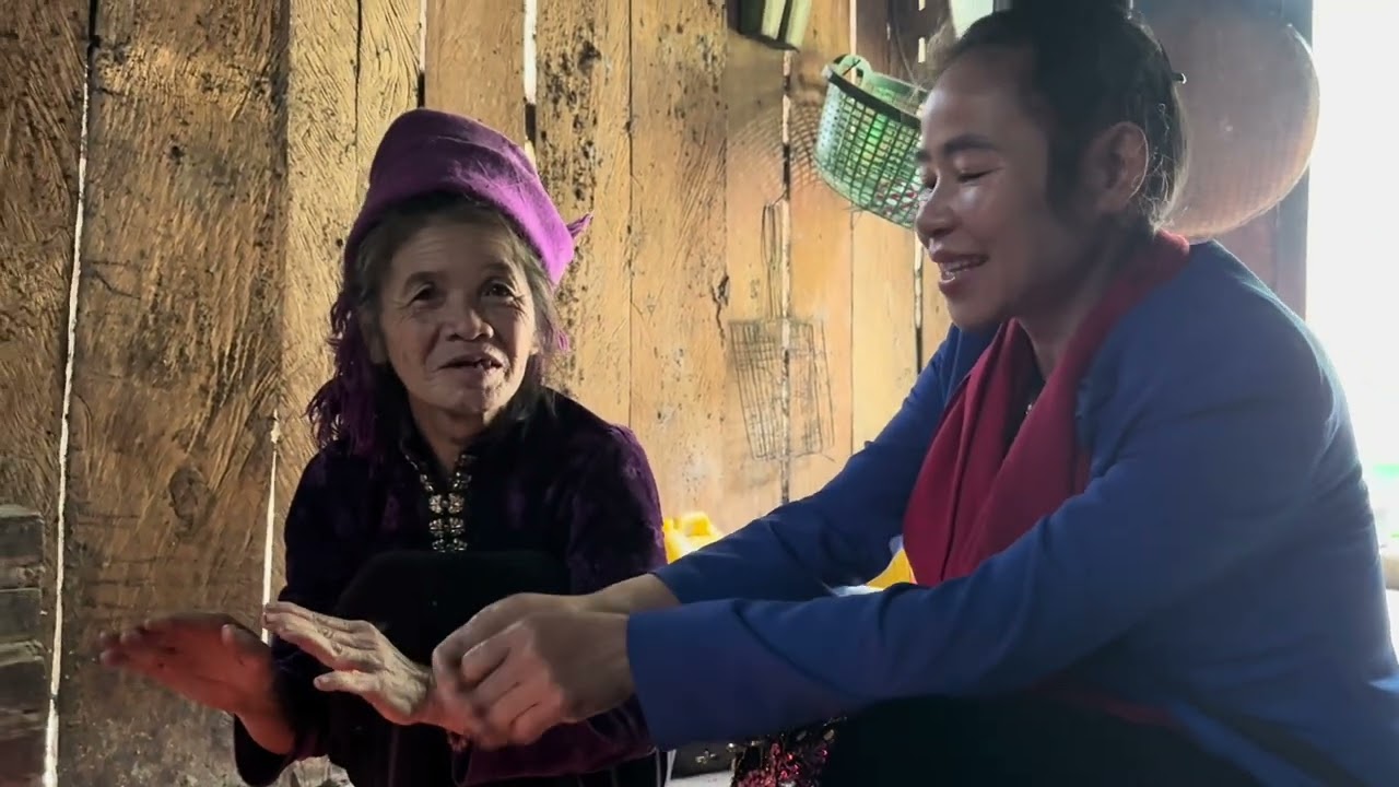  Bà Bửa nói chuyện với bà Lượng vui quá ạ