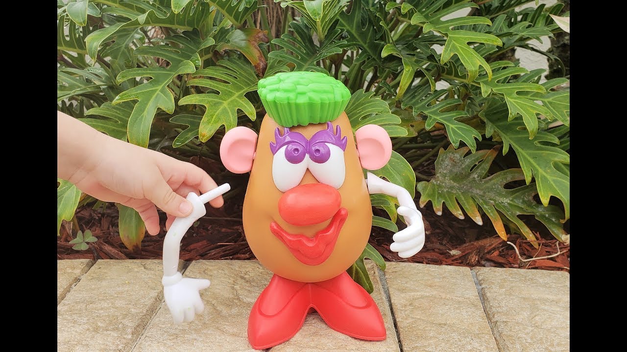 Mrs. Potato Head Outdoor Toy Hunt!