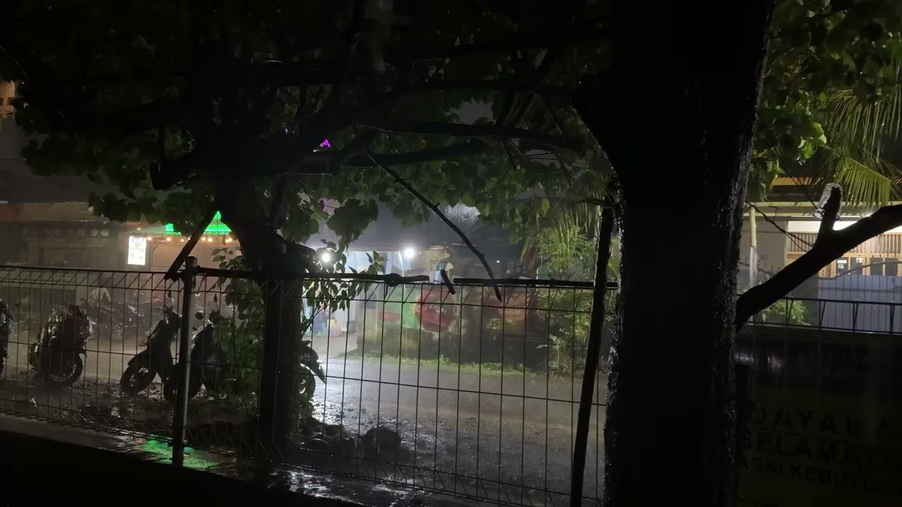 Quiet Night in the Street with Relaxing Sounds of Rain Falling Down the Empty Alleys,Puddles ,Leaves