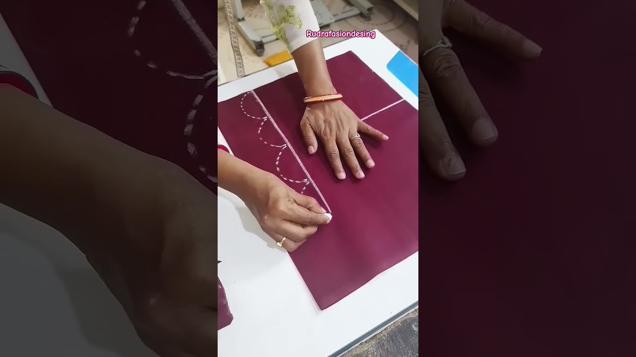 New blouse design cutting ✂️#blouse #blousedesign #fashion #womensfashion #stitching #highlights