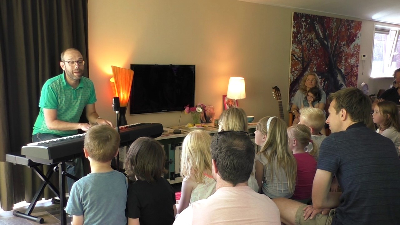 Straks komt er niemand op m'n feestje - Jasper Smit | Cabaret | Songtekst en meer in beschrijving!