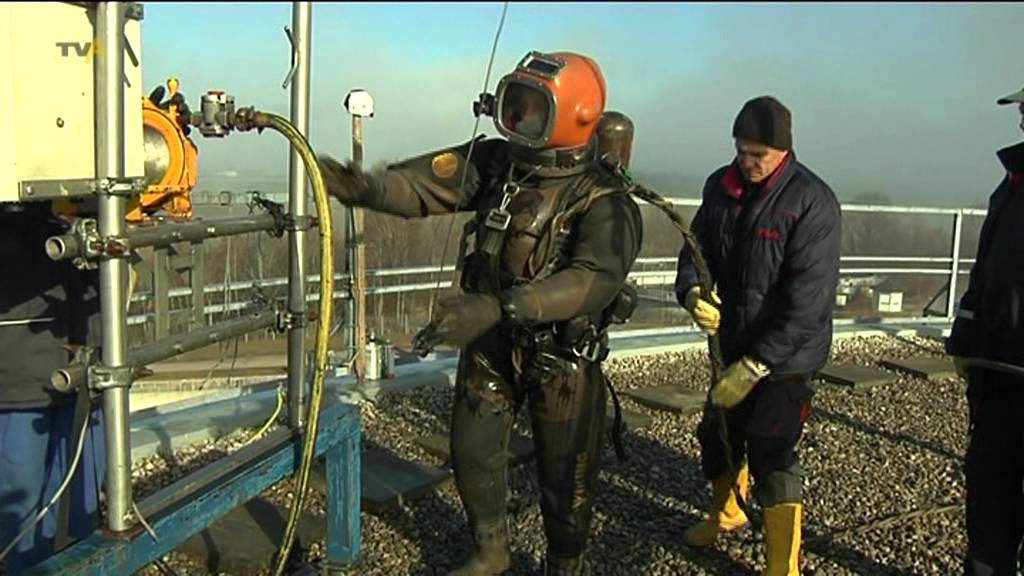Schlamm, Sand und Finsternis: Taucher reinigen den Faulturm der Verbandskläranlage Immenstadt