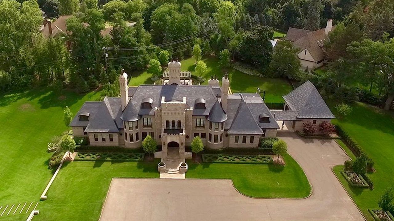 Beautiful Luxury Mansion in Michigan With Private Spectacular Backyard