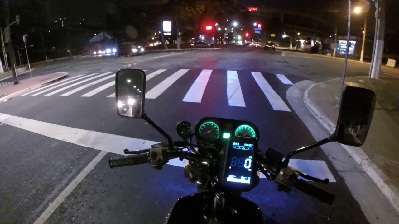 CB 400 - Tirando a poeira do motor.