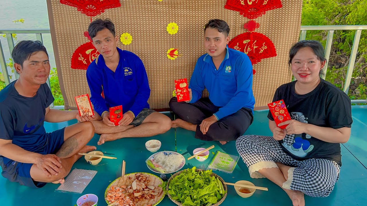 Gia Đình Hồng Cẩm Hạnh Phúc Khi Nhận Được 